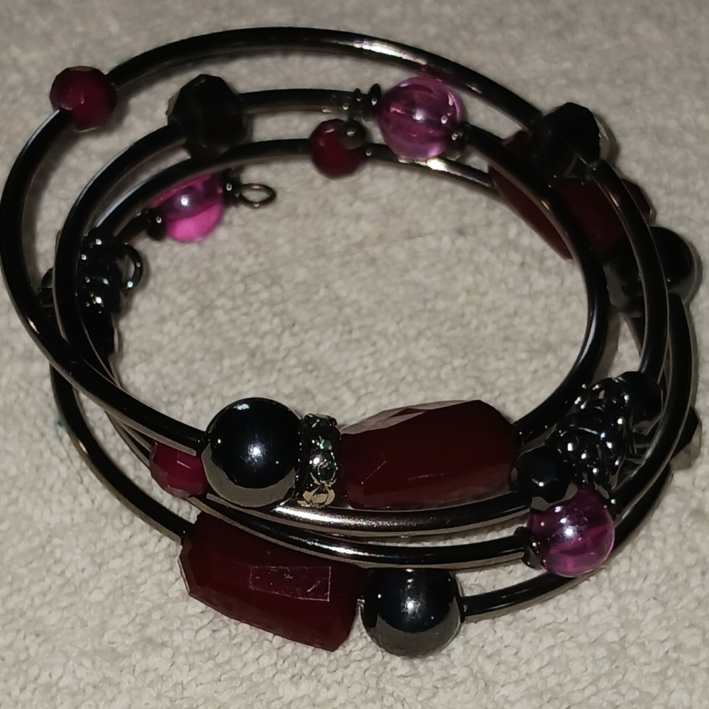 Very Nice Red Black And Silver Wrap Around Acrylic Beaded Bracelet
